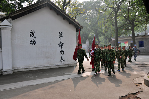 10公裏野外拉練，好色视频网站終於到達目的地，黃埔軍校舊址